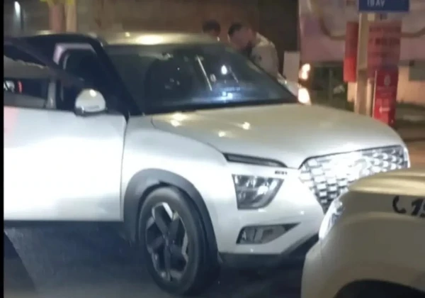 Mulher foi baleada enquanto dirigia