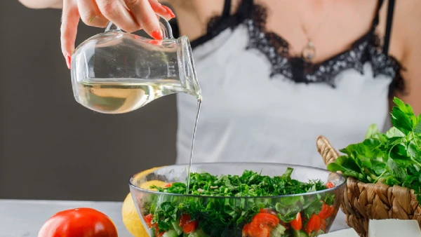 Nutricionista explica por que guardar vinagre fora da geladeira pode ser perigoso
