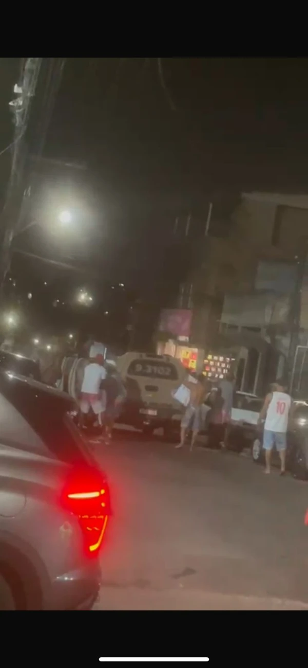 PM é flagrado dando coronhada em homem durante protesto pacífico em Salvador por Reprodução