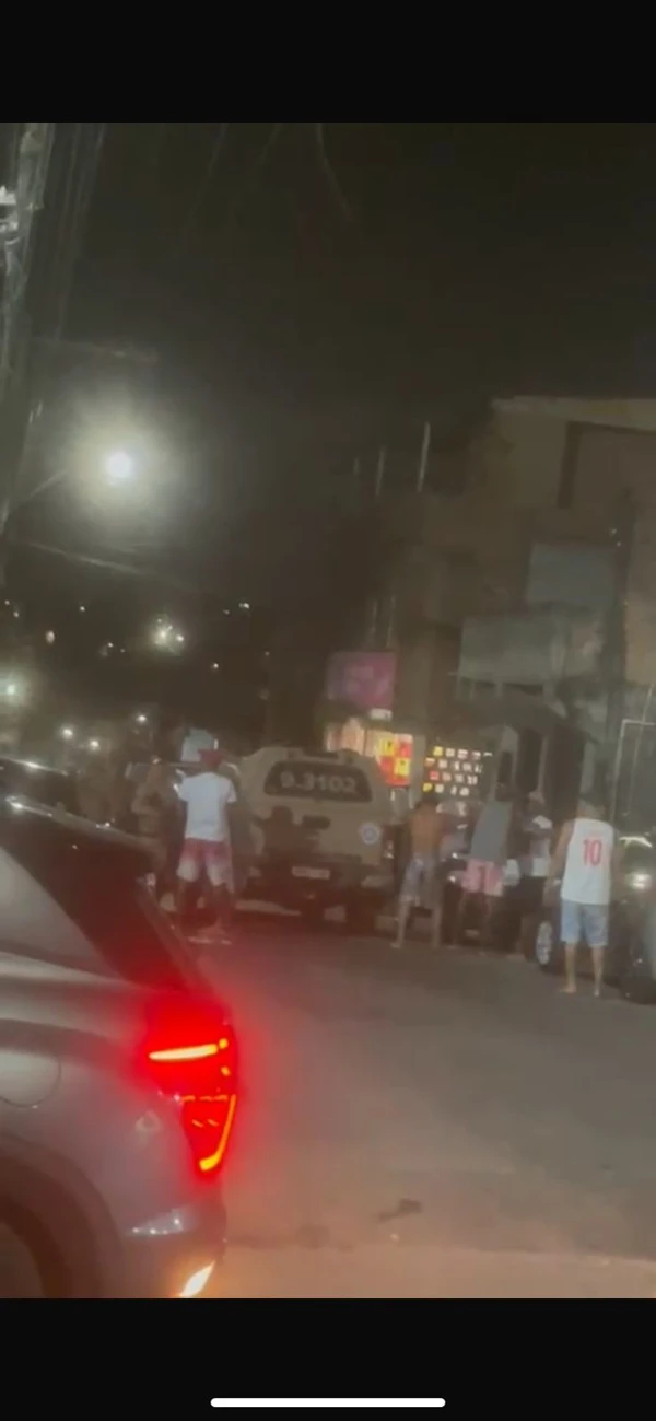 PM é flagrado dando coronhada em homem durante protesto pacífico em Salvador por Reprodução