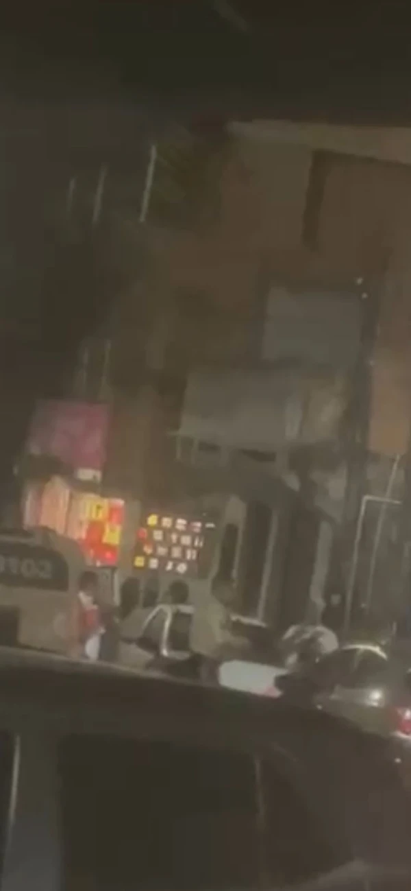 PM é flagrado dando coronhada em homem durante protesto pacífico em Salvador por Reprodução