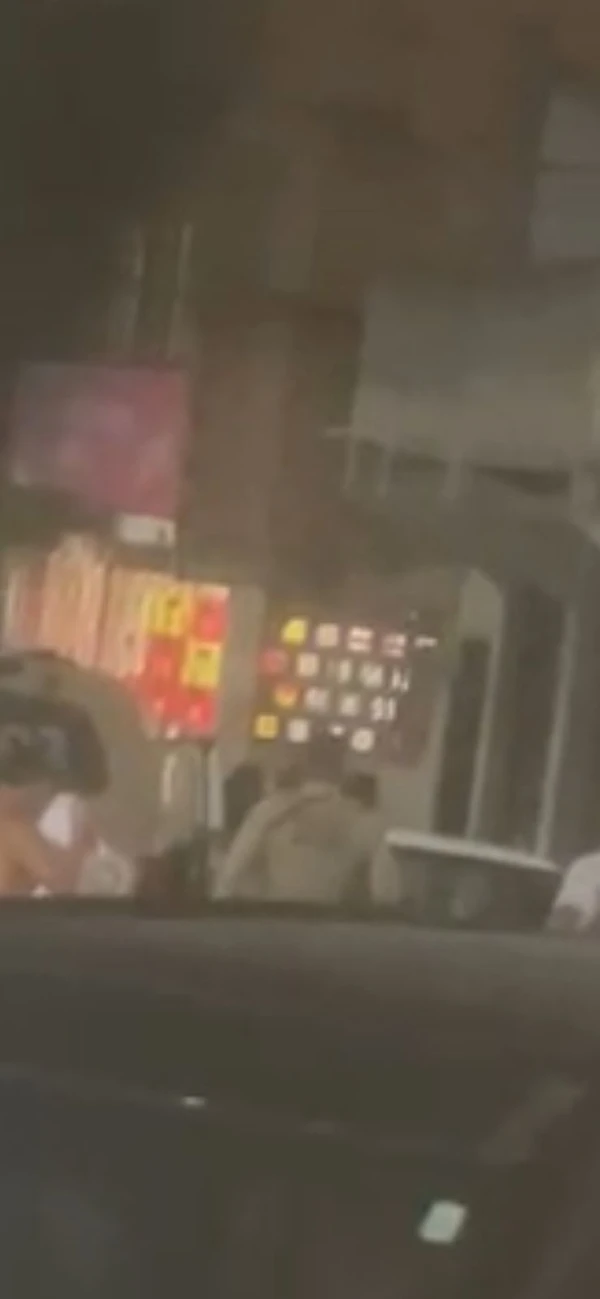 PM é flagrado dando coronhada em homem durante protesto pacífico em Salvador por Reprodução