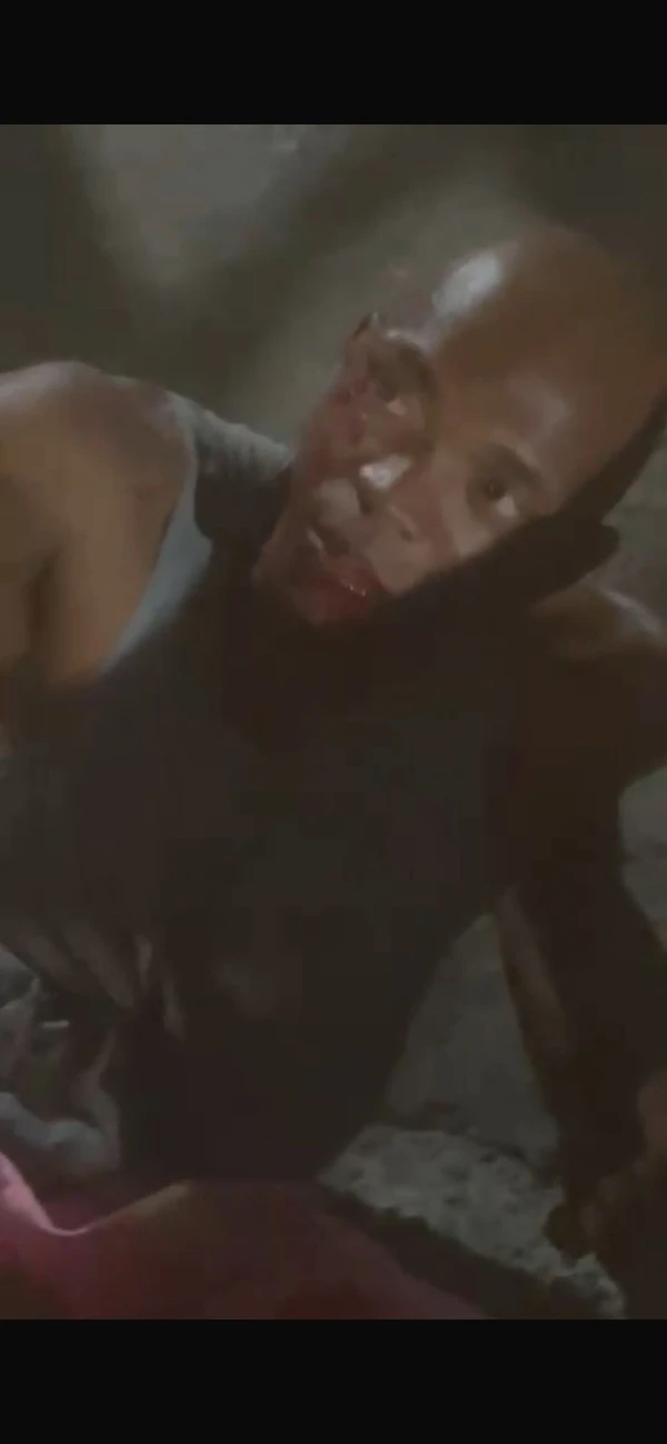 PM é flagrado dando coronhada em homem durante protesto pacífico em Salvador por Reprodução