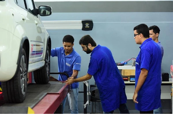 Processo Seletivo 2026.1 oferece 5.617 vagas em cursos presenciais e semipresenciais em 14 cidades do estado. Na imagem, alunos do curso de Manutenção Automotiva, no SENAI Dendezeiros