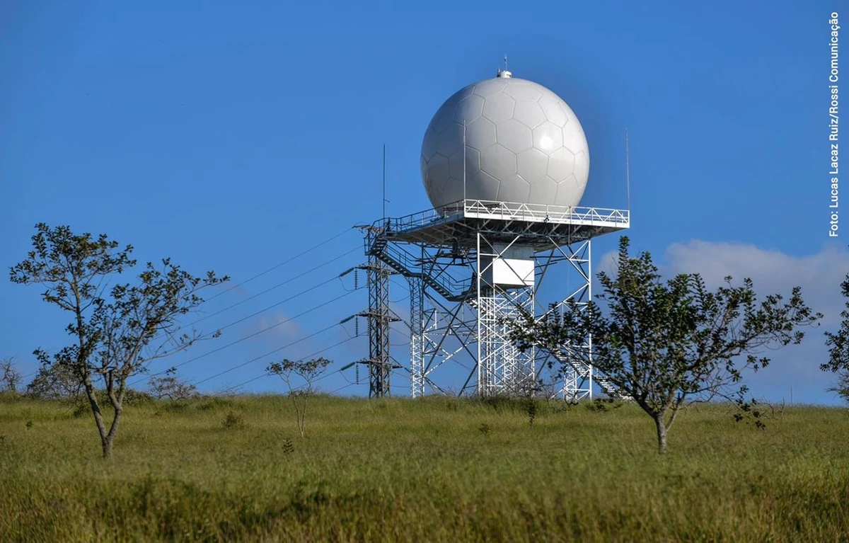 Em outras cidades, aparelho tem o mesmo formato esférico. Na foto, o radar meteorológico de São José dos Campos (SP) por Lucas Lacaz/Rossi Comunicação