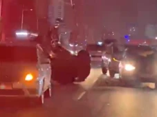 Imagem - Carro capota após colisão com dois veículos na Avenida Paralela