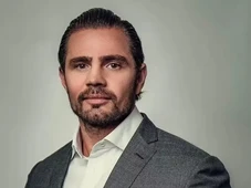 Imagem - Dono do Banco Master deixa prisão após decisão do TRF-1 e passa a usar tornozeleira