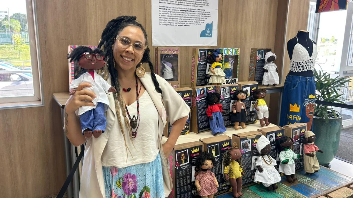 A professora Daniela Torres idealizou o projeto Bonecas Negras por Divulgação