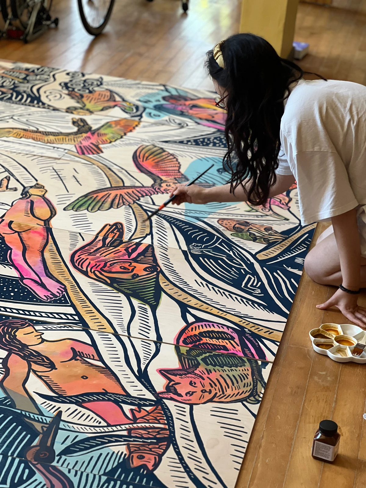 A artista sul-coreana Seungyoun Lee e sua obra por Divulgação