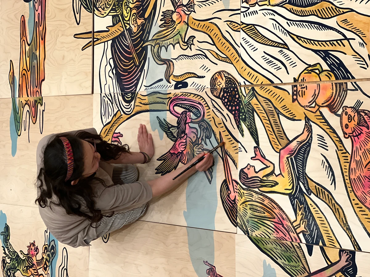 A artista sul-coreana Seungyoun Lee e sua obra por Divulgação