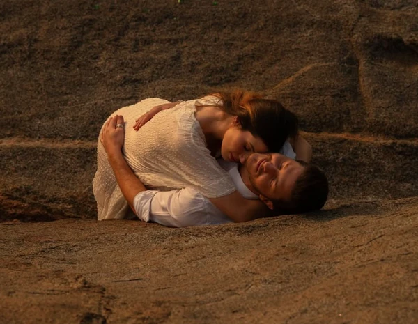 Camilla Queiroz e Klebber Toledo esperam o primeiro filho por Reprodução | Instagram