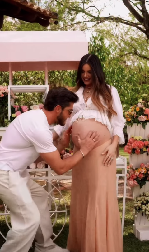 Camilla Queiroz e Klebber Toledo esperam o primeiro filho por Reprodução | Instagram