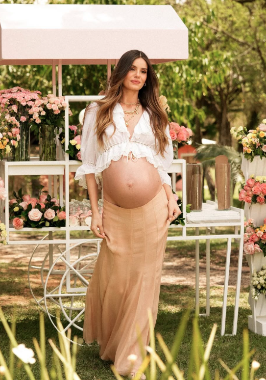 Camilla Queiroz e Klebber Toledo esperam o primeiro filho por Reprodução | Instagram