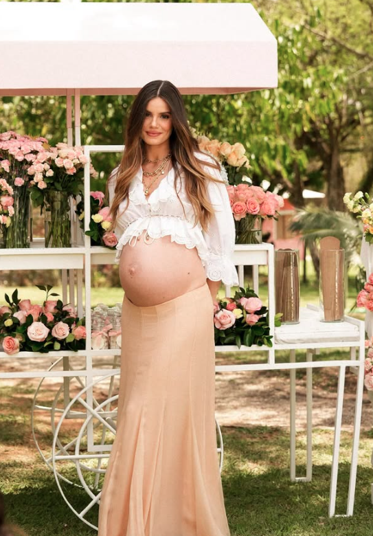 Camilla Queiroz e Klebber Toledo esperam o primeiro filho por Reprodução | Instagram