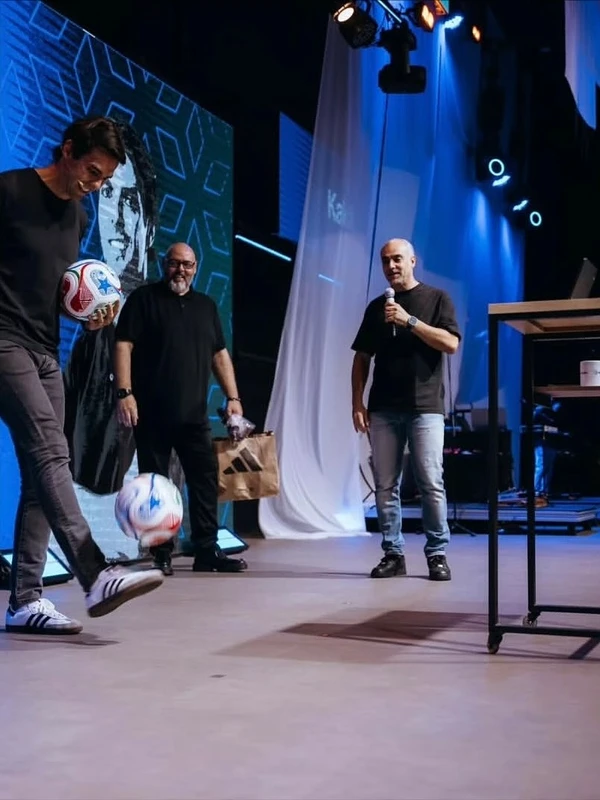 Kaká participa de culto por Reprodução