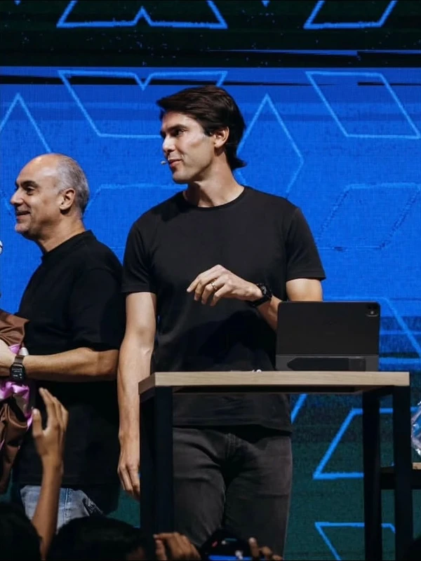 Kaká participa de culto por Reprodução