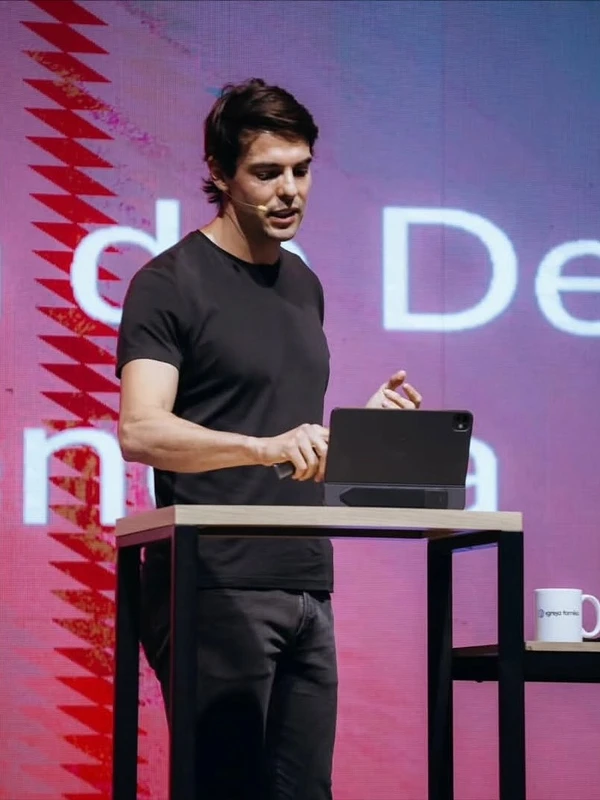 Kaká participa de culto por Reprodução