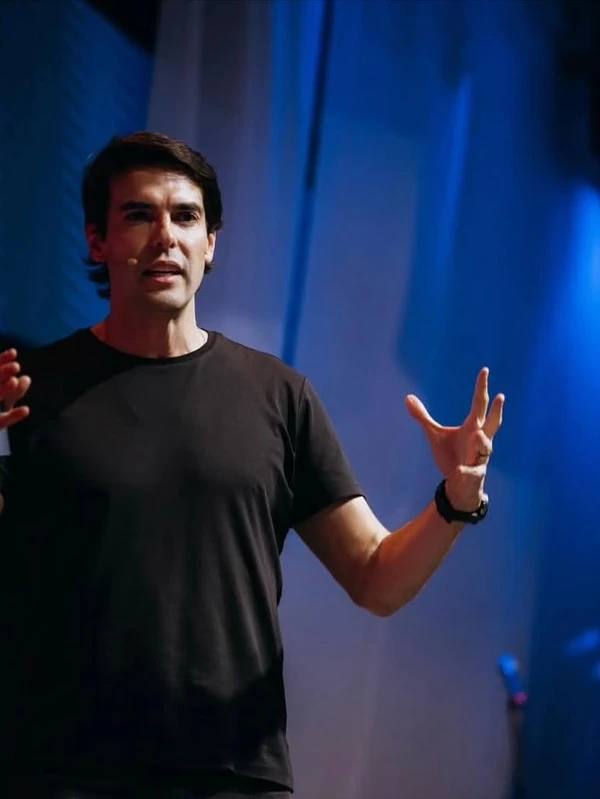 Kaká participa de culto por Reprodução