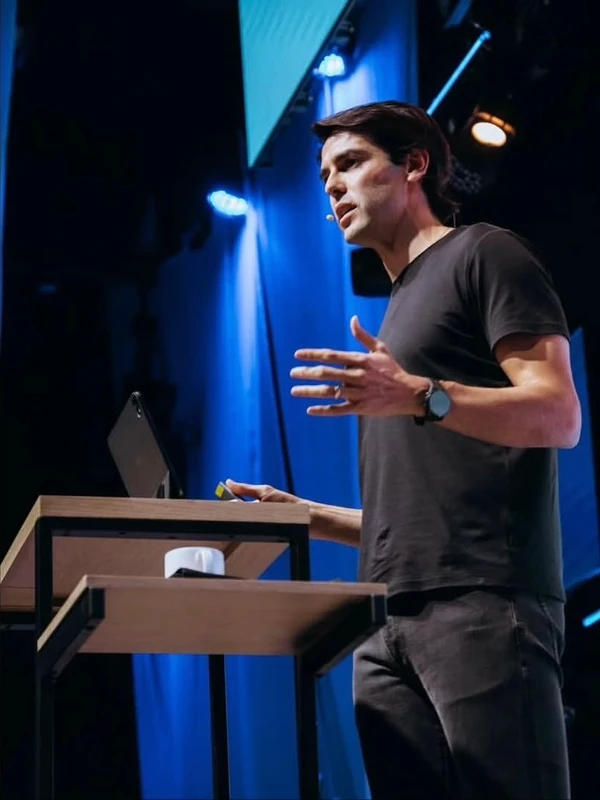 Kaká participa de culto por Reprodução