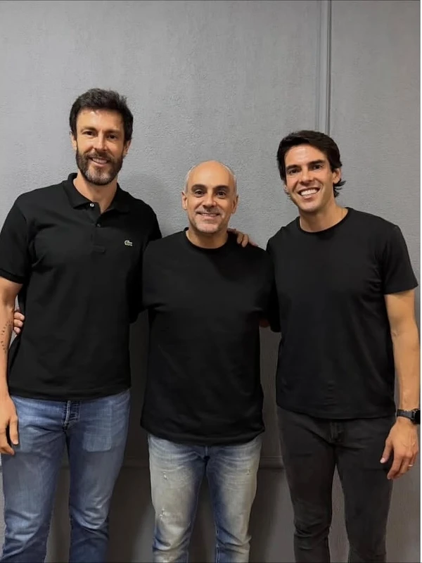 Kaká participa de culto por Reprodução