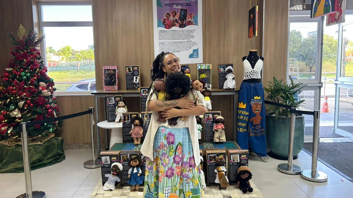 A professora Daniela Torres idealizou o projeto Bonecas Negras por Divulgação