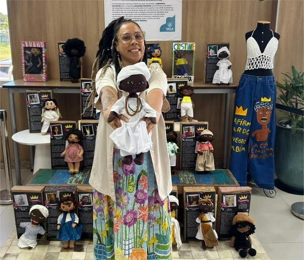 A professora Daniela Torres idealizou o projeto Bonecas Negras por Divulgação
