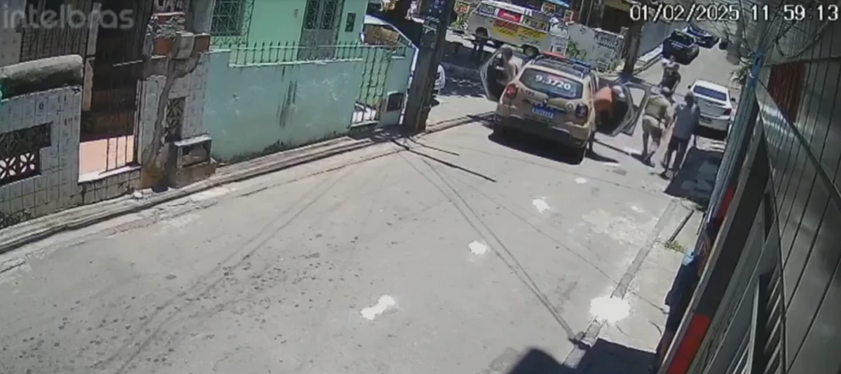 Torcedores foram ameaçados, agredidos e roubados por policiais militares por Reprodução/TV Bahia