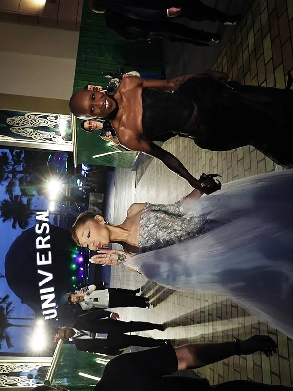 Ariana Grande e Cynthia Erivo na divulgação da segunda parte do filme Wicked por Reprodução/Instagram