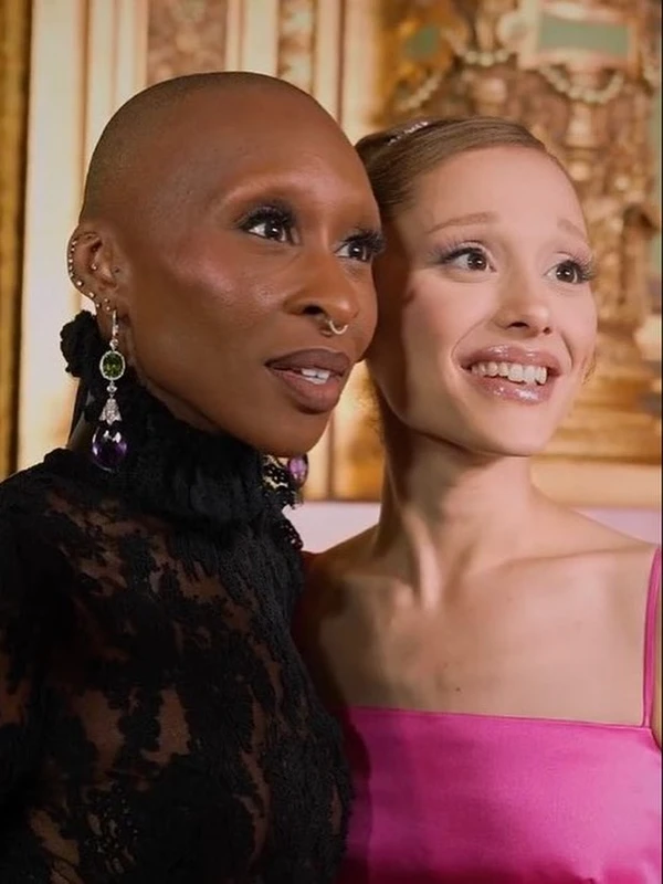 Ariana Grande e Cynthia Erivo na divulgação da segunda parte do filme Wicked por Reprodução/Instagram