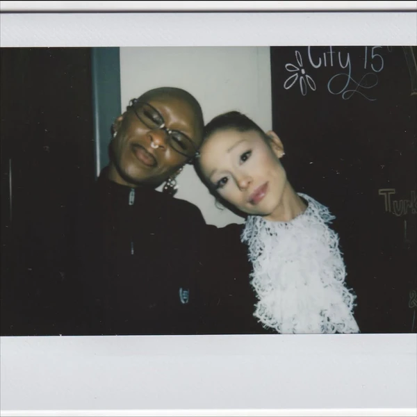 Ariana Grande e Cynthia Erivo na divulgação da segunda parte do filme Wicked por Reprodução/Instagram