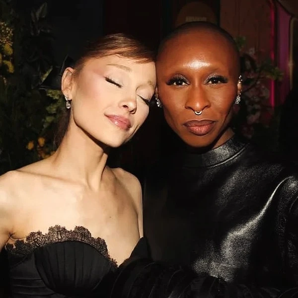 Ariana Grande e Cynthia Erivo na divulgação da segunda parte do filme Wicked por Reprodução/Instagram