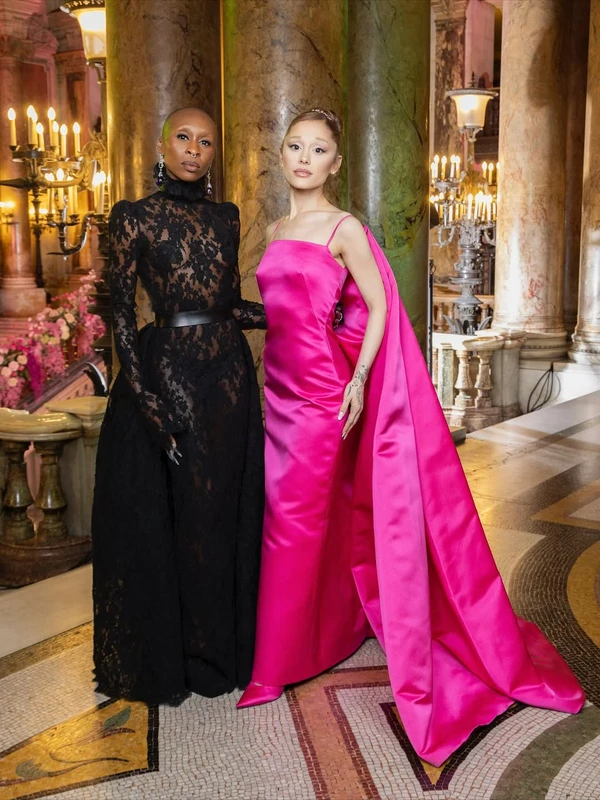 Ariana Grande e Cynthia Erivo na divulgação da segunda parte do filme Wicked por Reprodução/Instagram