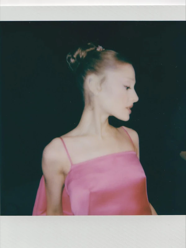 Ariana Grande na divulgação da segunda parte do filme Wicked por Reprodução/Instagram