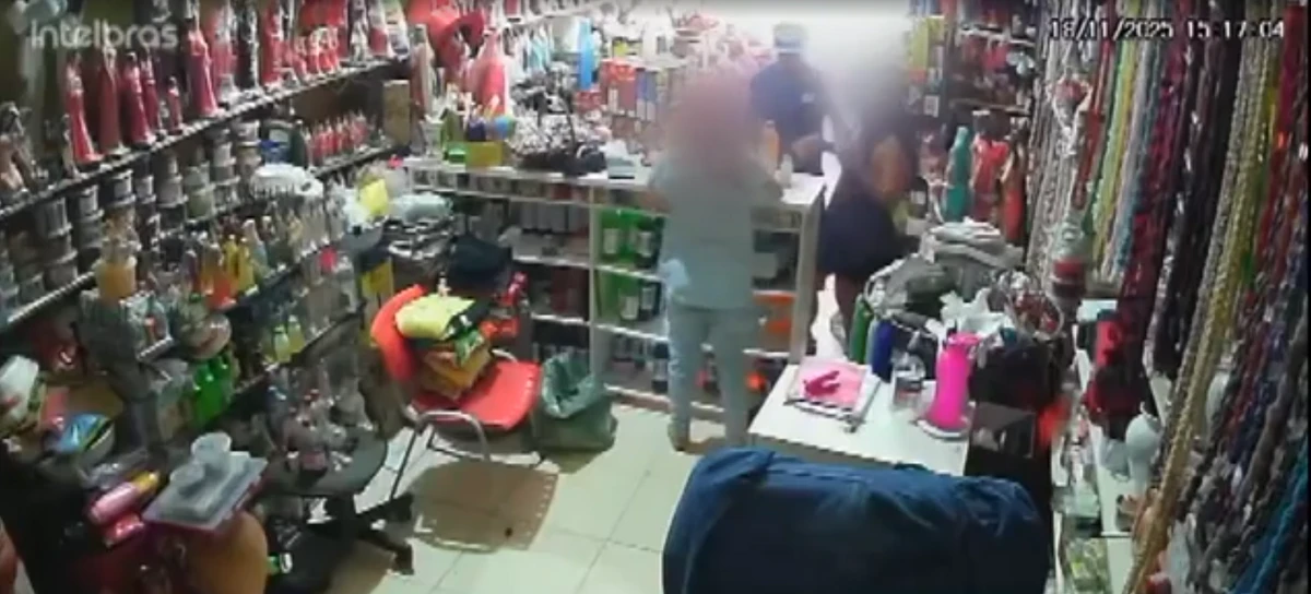 Homem anuncia o assalto por Reprodução TV/Bahia 