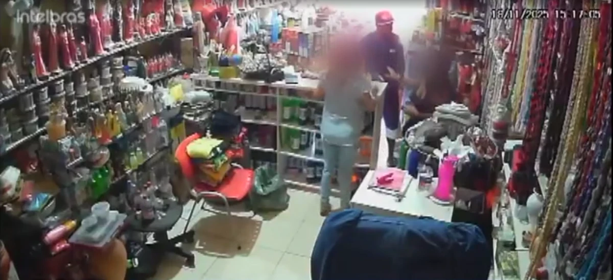 Assaltante e cliente parecem discutir por Reprodução TV/Bahia 