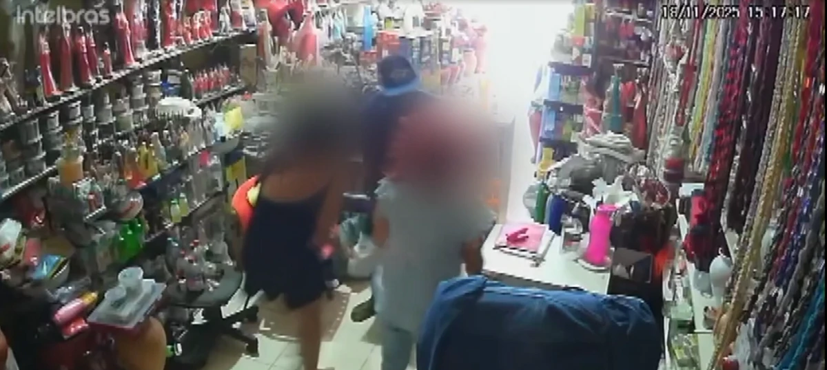 Homem se aproxima e atira na cliente por Reprodução TV/Bahia 