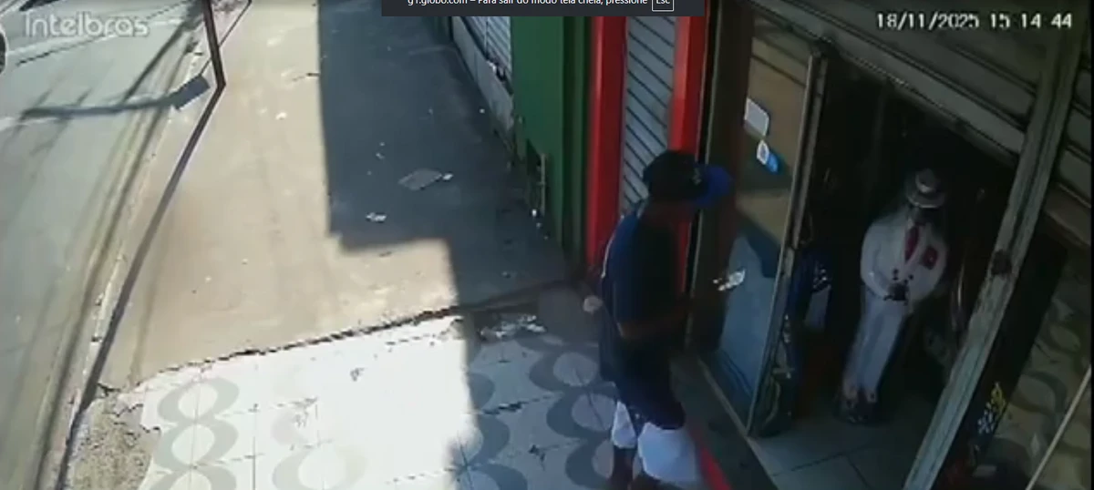 Assaltante entrou no estabelecimento em seguida por Reprodução TV/Bahia 