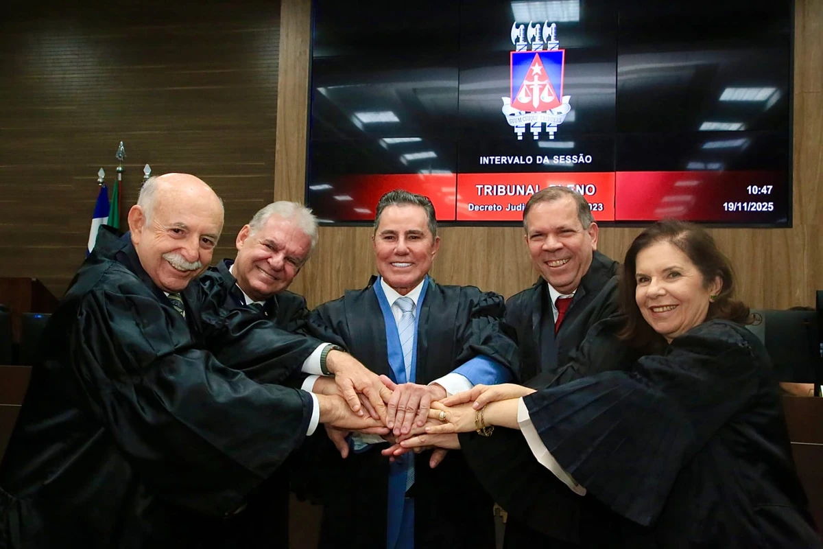 Da esquerda para a direta: desembargadores Salomão Resedá, Josevando Andrade, José Rotondano, Mário Albiani Júnior e Pilar Célia Tobio de Claro