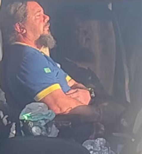 Ele atravessou a carreta na via por cinco horas por Reprodução