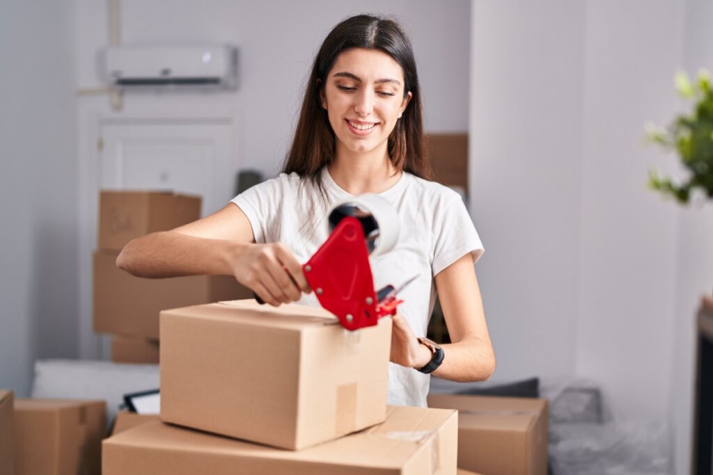 Com 15 dias de antecedência, o ideal é embalar os itens que não serão utilizados nas semanas seguintes (Imagem: Krakenimages.com | Shutterstock)