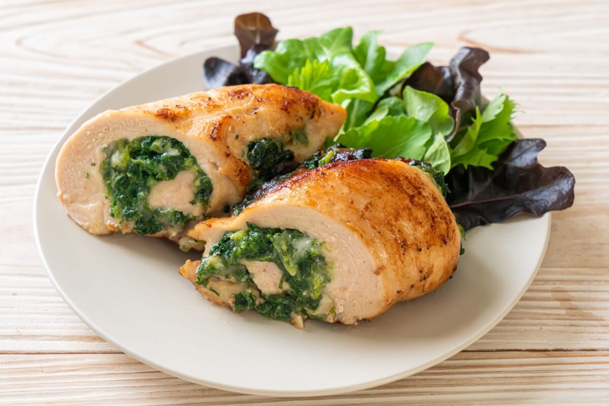 Peito de frango recheado com espinafre (Imagem: gowithstock | Shutterstock)