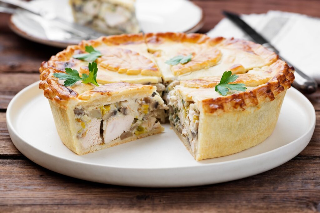 Torta de frango com cogumelo (Imagem: nelea33 | Shutterstock)