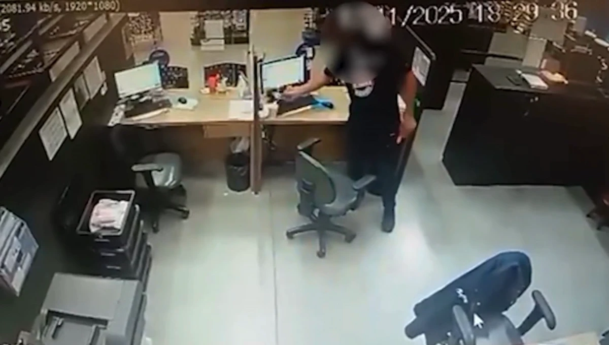 Imagens mostram homem colocando sêmen no sorvete da colega por Reprodução