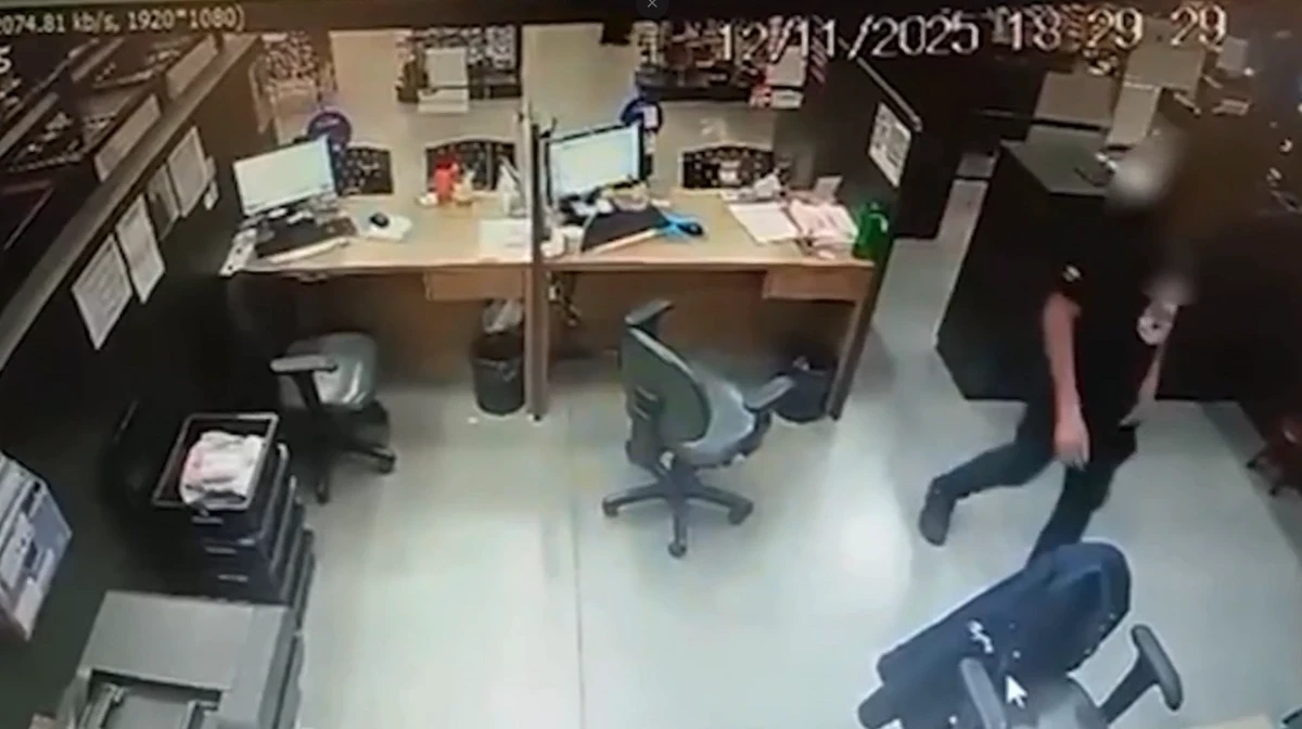 Imagens mostram homem colocando sêmen no sorvete da colega por Reprodução