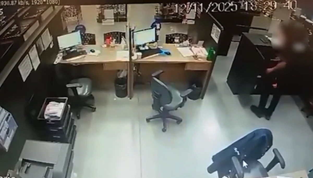 Imagens mostram homem colocando sêmen no sorvete da colega por Reprodução