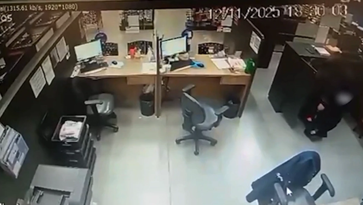 Imagens mostram homem colocando sêmen no sorvete da colega por Reprodução