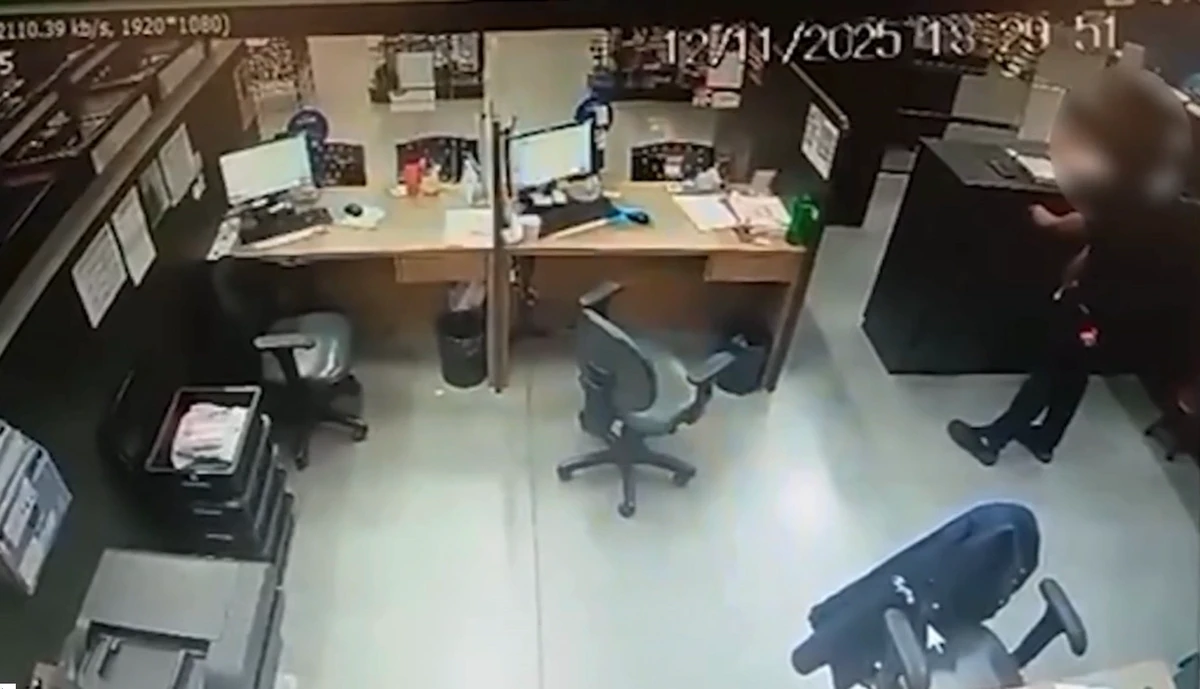 Imagens mostram homem colocando sêmen no sorvete da colega por Reprodução