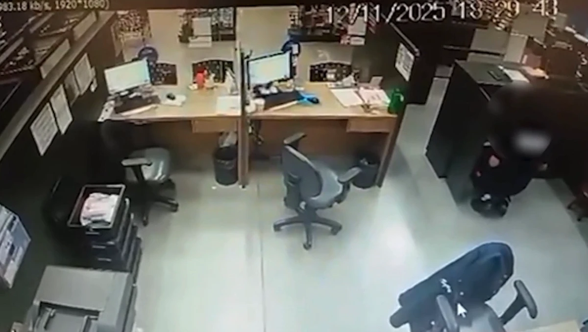 Imagens mostram homem colocando sêmen no sorvete da colega por Reprodução