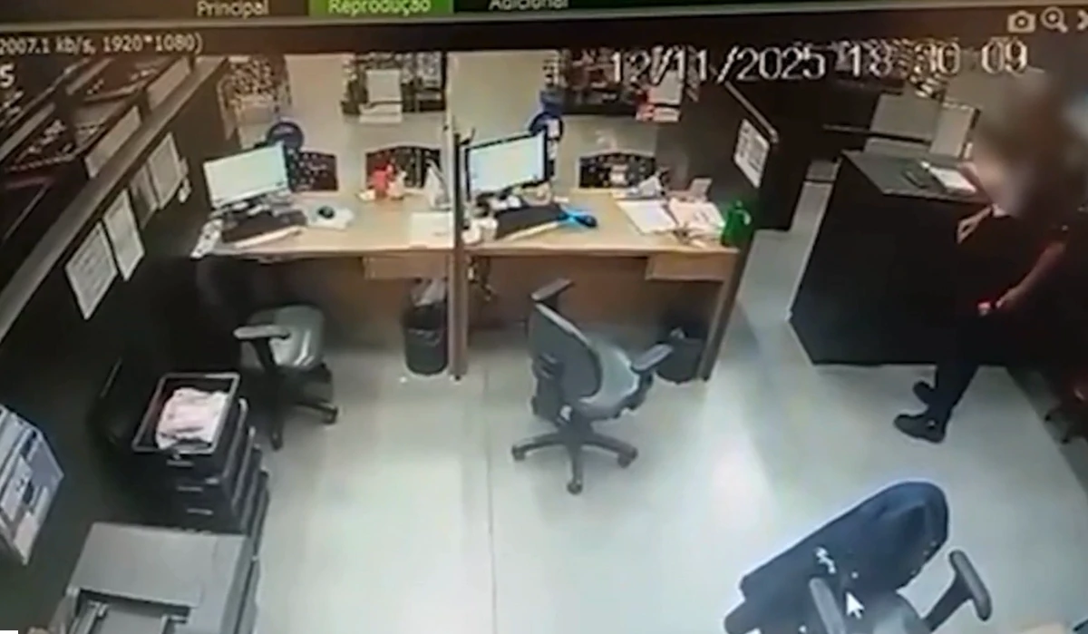 Imagens mostram homem colocando sêmen no sorvete da colega por Reprodução