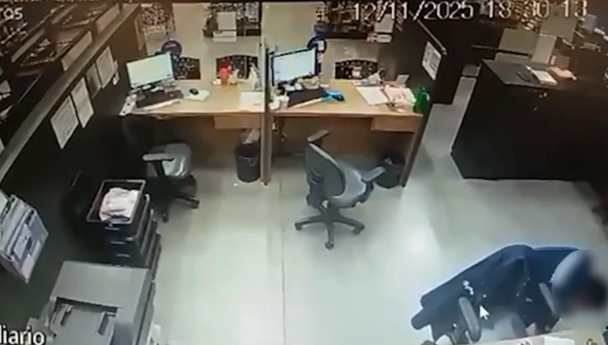 Imagens mostram homem colocando sêmen no sorvete da colega por Reprodução